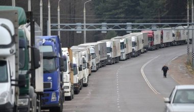 Недели в очередях: сотни казахстанских фур застряли на границе с Европой