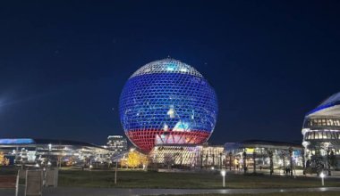 Шар Expo в Астане окрасился в цвета российского флага