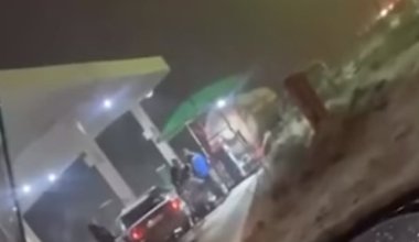 Битва за ресурс: в Рудном автомобилисты устроили массовую драку за место на газозаправке