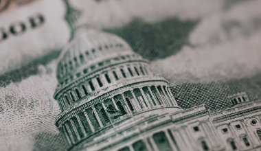 Moody's понизило кредитный рейтинг США со стабильного до негативного