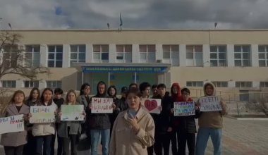 Школьники Актау попросили Токаева вернуть уволенного учителя