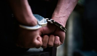 Изнасилование школьницы в Конаеве: экс-полицейских взяли под стражу