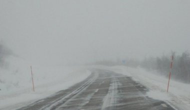 Казахстанцы застревают на дорогах из-за непогоды