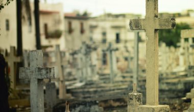 Школьники повредили памятники на могилах в Актюбинской области