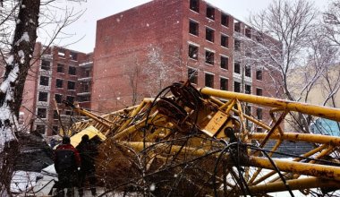 В Костанае при падении башенного крана погиб рабочий