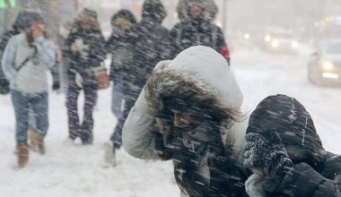 Штормовое предупреждение объявили на большей части Казахстана