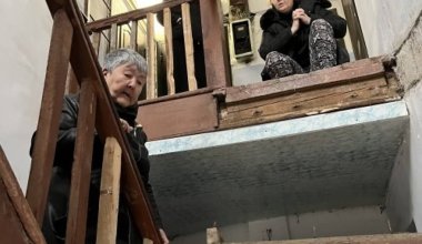 В жилом доме в Актобе обрушилась лестница