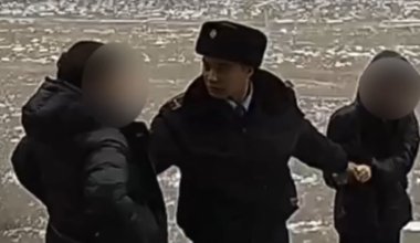 Из рук пьяного мужчины вырвал маленькую девочку участковый в Семее