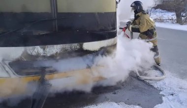 В Семее автобус с пассажирами загорелся на ходу
