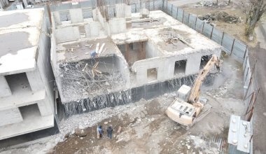 Жилой комплекс сносят в Алматы