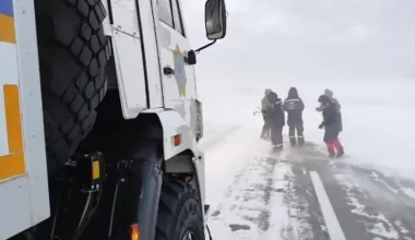 В Жамбылской области более пяти тысяч человек застряли на заснеженных трассах