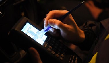Суд обязал Минфин выплатить 500 тысяч тенге актюбинцу, лишённому водительских прав