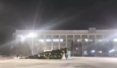 Вслед за Павлодаром: в Семее рухнула главная новогодняя елка