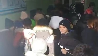 Ребенку сломали руку во время шокирующей давки в школе Актау