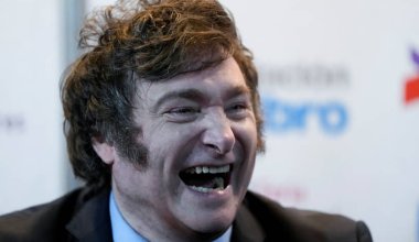 Папа Римский подшутил над прической президента Аргентины