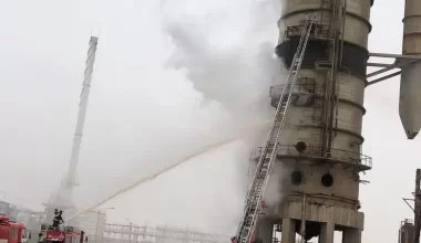 В Актау огромная башня с химическими отходами загорелась и рухнула