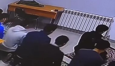 Ученики молились во время учебы в школе: видео с детьми обсуждают казахстанцы