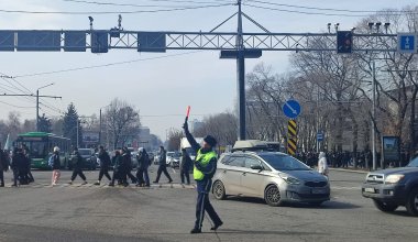 Полиция на усилении, отмена занятий: аномальные пробки образовались в Алматы после землетрясения