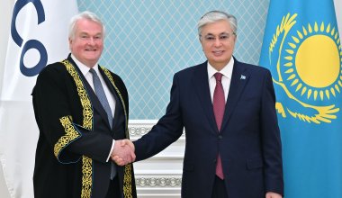 Новый глава суда МФЦА лорд Ян Бернетт принёс присягу на церемонии с участием Токаева