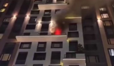 В Алматы загорелся жилой комплекс