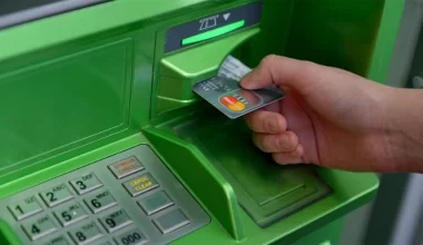 В 2023 году россияне сняли с карт рекордную сумму денег