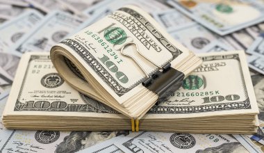 Казахстанцам продавали поддельные доллары