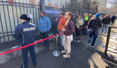 Полдень против Путина: полторы тысячи россиян пришли в Генконсульство в Алматы