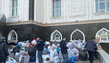 Жители Астаны собирают грузовики с помощью для пострадавших от паводков регионов