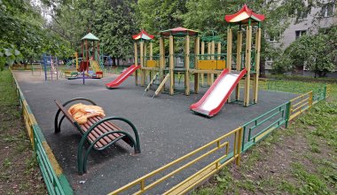 Горло перерезали жителю Алматы на детской площадке
