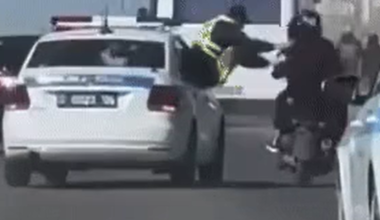 В Атырау полицейские на ходу сбили мопедиста