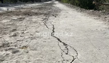 В Уральске треснула укрепленная дамба