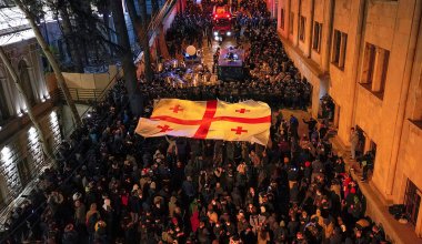 Протесты в Тбилиси: полиция избила главу оппозиционной партии