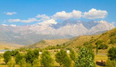 Туристы застряли на вершине горы в Туркестанской области