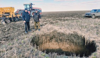 Глубокая яма образовалась после обвала грунта в Костанайской области