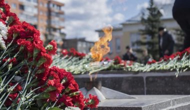 Важно беречь и укреплять мир: Токаев поздравил казахстанцев с Днём Победы