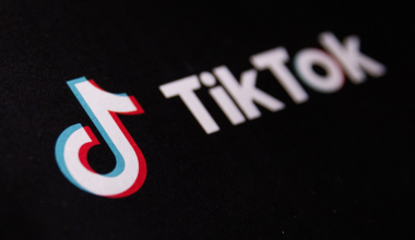 TikTok будет маркировать контент, созданный нейросетями