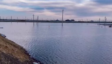 Уровень воды в реке Жайык растет: для борьбы с водой разобрали дорогу