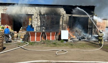 Взрыв чуть не произошел в горевшем складе с макулатурой в Костанайской области