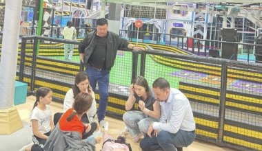 Сорвалась страховка: ребёнок упал с высоты в игровом центре в Атырау
