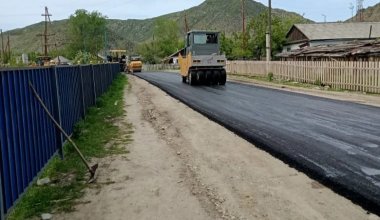 В селе Маралды асфальтируют дороги