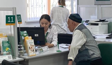 Сотрудники Halyk Bank работают в штабе помощи пострадавшим от наводнения в Кульсары