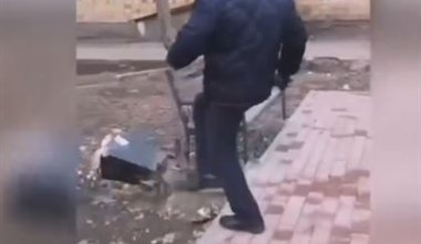Чиновник демонстративно пинает урны: в Казнете обсуждают видео из Караганды
