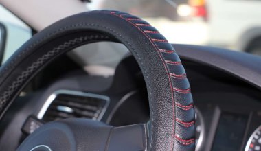 Карниз рухнул с крыши многоэтажки на автомобили