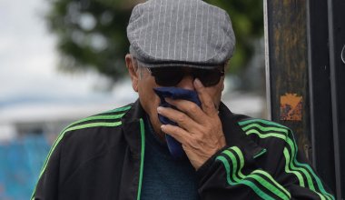 "Пахнет отравой": жители Актау жалуются на ужасный химический запах