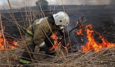Более суток горит мусорный полигон в Конаеве