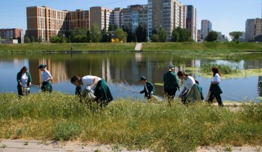 "Таза Қазақстан": молодёжь очистила от мусора берег Есиля в Астане