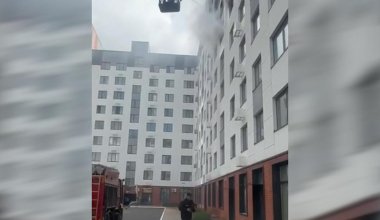 В Астане загорелся многоэтажный жилой дом