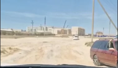 "В разрушенном состоянии": жители Актау жалуются на ужасные дороги