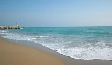 В Каспийском море ребенка унесло на надувном круге