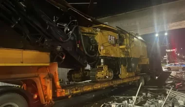 Памятник коррупции: груженый трал врезался в конструкцию LRT